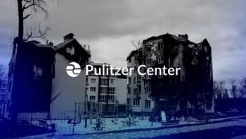 Παιδική χάρα με κατεστραμένα κτήρια από πίσω, κάτω από συννεφιασμένο ουρανό, με το λογότυπο
